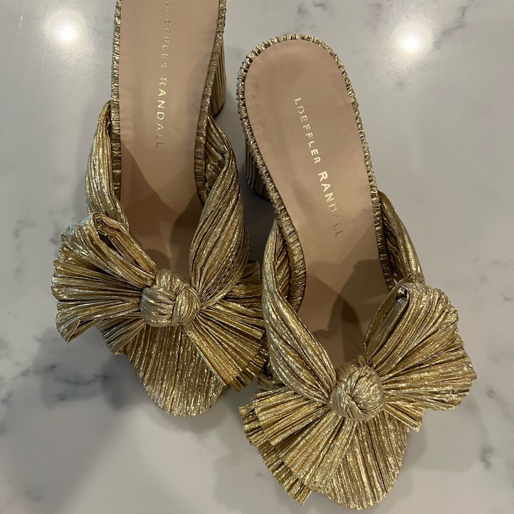 Excellent used condition, I just don’t wear them.
